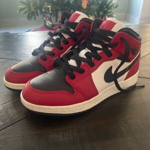 Jordan 1 Mid Nike Air Youth Size 4
